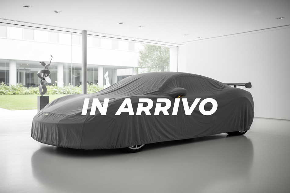 un auto coperta con scritto "in arrivo"
